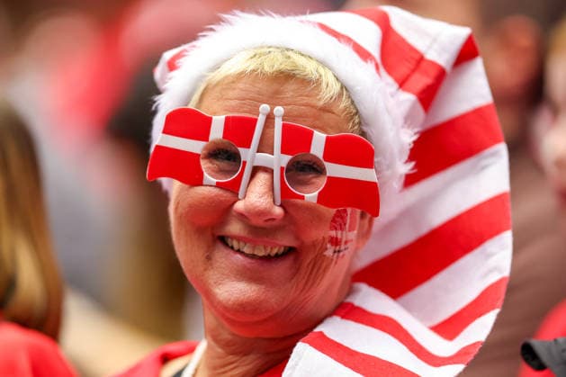 16.01.2026, Handball, Men s EHF EURO 2026, Dänemark - Nordmazedonien, Jyske Bank Boxen in Herning, Dänemark, Preliminary Round: Zuschauer Fans Dänemarkfans Handballfans Feature Flagge Brille Flaggen Verkleidet Verkleidung Nationalfahne Nationalflagge Dänemark *** 16 01 2026, Handball, Men s EHF EURO 2026, Denmark North Macedonia, Jyske Bank Boxen in Herning, Denmark, Preliminary Round Spectators Fans Denmarkfans Handballfans Feature Flag Flag Glasses Flags Disguised Disguise National Flag National Flag Denmark