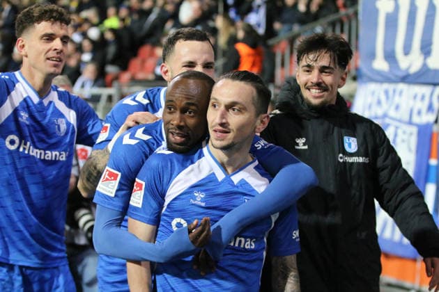 16.01.2026 Fußball Herren 2025 2026 2. Bundesliga 18. Spieltag Eintracht Braunschweig - 1. FC Magdeburg Eintracht-Stadion Braunschweig Torjubel des FCM nach dem 2:0. Baris Atik (Magdeburg, 23, blau) wird von Silas Gnaka (Magdeburg, 25, blau) umarmt. Braunschweig Niedersachsen Deutschland