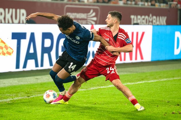 Deutschland: 2. Bundesliga 2025 26 Fortuna Düsseldorf vs. Arminia Bielefeld 18. Spieltag 16.01.2026 Merkur Spiel-Arena (Nordrhein-Westfalen) Monju Momuluh (Arminia Bielefeld, 14) Florent Muslija (Fortuna Düsseldorf, 24)
