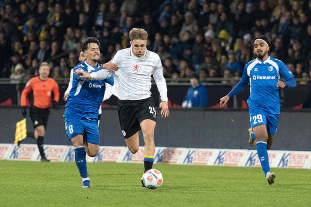 Deutschland, Fussball, 2. Bundesliga, Eintracht Braunschweig - 1. FC Magdeburg am 16.01. in Braunschweig (Eintracht-Stadion): Lukas Frenkert (Eintracht Braunschweig 29) und Laurin Ulrich (1. FC Magdeburg 8)