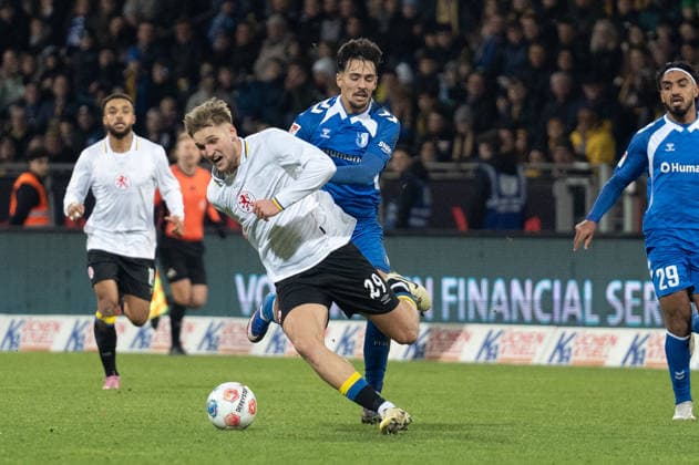 Deutschland, Fussball, 2. Bundesliga, Eintracht Braunschweig - 1. FC Magdeburg am 16.01. in Braunschweig (Eintracht-Stadion): Lukas Frenkert (Eintracht Braunschweig 29) und Laurin Ulrich (1. FC Magdeburg 8)