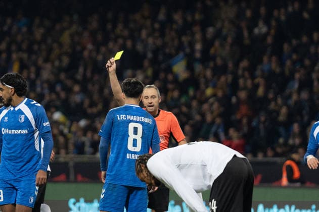 Deutschland, Fussball, 2. Bundesliga, Eintracht Braunschweig - 1. FC Magdeburg am 16.01. in Braunschweig (Eintracht-Stadion): Gelb für Laurin Ulrich (1. FC Magdeburg 8)