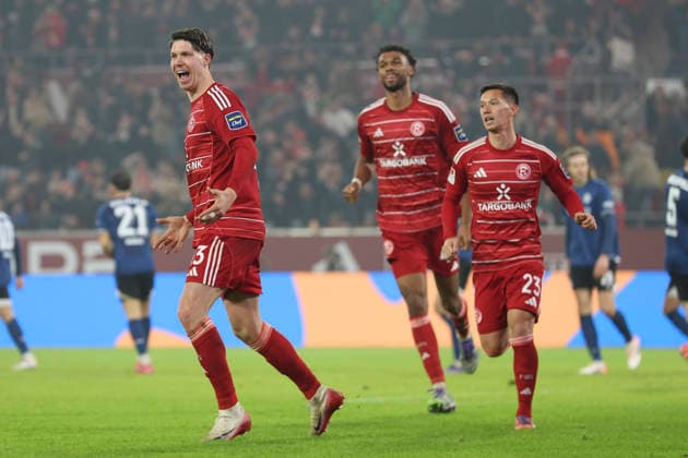 Cedric Itten (Fortuna Düsseldorf) Torjubel,jubelt mit seiner Mannschaft nach dem Treffer zum 1:0 waehrend des spiels der 2. Bundesliga zwischen Fortuna Düsseldorf und Arminia Bielefeld, Merkur Spiel-Arena am 16. January 2026 in Düsseldorf, Deutschland. (Foto von Oliver Kaelke DeFodi Images) +++ Cedric Itten (Fortuna Düsseldorf) celebrates after scoring his team s first goal with teammates during the 2. Bundesliga match between Fortuna Düsseldorf and Arminia Bielefeld at Merkur Spiel-Arena on January 16, 2026 in Düsseldorf, Germany. (Photo by Oliver Kaelke DeFodi Images) (Photo by Oliver Kaelke DeFodi Images) -