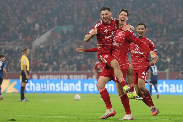 Cedric Itten (Fortuna Düsseldorf) Torjubel,jubelt mit seiner Mannschaft nach dem Treffer zum 1:0 waehrend des spiels der 2. Bundesliga zwischen Fortuna Düsseldorf und Arminia Bielefeld, Merkur Spiel-Arena am 16. January 2026 in Düsseldorf, Deutschland. (Foto von Oliver Kaelke DeFodi Images) +++ Cedric Itten (Fortuna Düsseldorf) celebrates after scoring his team s first goal with teammates during the 2. Bundesliga match between Fortuna Düsseldorf and Arminia Bielefeld at Merkur Spiel-Arena on January 16, 2026 in Düsseldorf, Germany. (Photo by Oliver Kaelke DeFodi Images) (Photo by Oliver Kaelke DeFodi Images) -