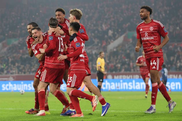 Cedric Itten (Fortuna Düsseldorf) Torjubel,jubelt mit seiner Mannschaft nach dem Treffer zum 1:0 waehrend des spiels der 2. Bundesliga zwischen Fortuna Düsseldorf und Arminia Bielefeld, Merkur Spiel-Arena am 16. January 2026 in Düsseldorf, Deutschland. (Foto von Oliver Kaelke DeFodi Images) +++ Cedric Itten (Fortuna Düsseldorf) celebrates after scoring his team s first goal with teammates during the 2. Bundesliga match between Fortuna Düsseldorf and Arminia Bielefeld at Merkur Spiel-Arena on January 16, 2026 in Düsseldorf, Germany. (Photo by Oliver Kaelke DeFodi Images) (Photo by Oliver Kaelke DeFodi Images) -