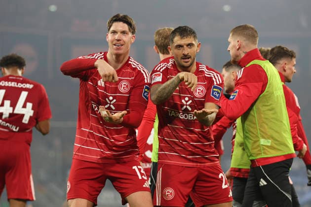 Cedric Itten (Fortuna Düsseldorf) Torjubel,jubelt mit seiner Mannschaft nach dem Treffer zum 1:0 waehrend des spiels der 2. Bundesliga zwischen Fortuna Düsseldorf und Arminia Bielefeld, Merkur Spiel-Arena am 16. January 2026 in Düsseldorf, Deutschland. (Foto von Oliver Kaelke DeFodi Images) +++ Cedric Itten (Fortuna Düsseldorf) celebrates after scoring his team s first goal with teammates during the 2. Bundesliga match between Fortuna Düsseldorf and Arminia Bielefeld at Merkur Spiel-Arena on January 16, 2026 in Düsseldorf, Germany. (Photo by Oliver Kaelke DeFodi Images) (Photo by Oliver Kaelke DeFodi Images) -