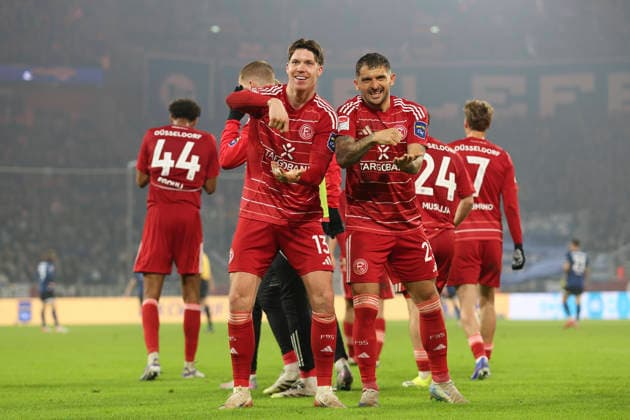 Cedric Itten (Fortuna Düsseldorf) Torjubel,jubelt mit seiner Mannschaft nach dem Treffer zum 1:0 waehrend des spiels der 2. Bundesliga zwischen Fortuna Düsseldorf und Arminia Bielefeld, Merkur Spiel-Arena am 16. January 2026 in Düsseldorf, Deutschland. (Foto von Oliver Kaelke DeFodi Images) +++ Cedric Itten (Fortuna Düsseldorf) celebrates after scoring his team s first goal with teammates during the 2. Bundesliga match between Fortuna Düsseldorf and Arminia Bielefeld at Merkur Spiel-Arena on January 16, 2026 in Düsseldorf, Germany. (Photo by Oliver Kaelke DeFodi Images) (Photo by Oliver Kaelke DeFodi Images) -