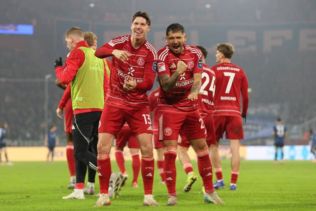 Cedric Itten (Fortuna Düsseldorf) Torjubel,jubelt mit seiner Mannschaft nach dem Treffer zum 1:0 waehrend des spiels der 2. Bundesliga zwischen Fortuna Düsseldorf und Arminia Bielefeld, Merkur Spiel-Arena am 16. January 2026 in Düsseldorf, Deutschland. (Foto von Oliver Kaelke DeFodi Images) +++ Cedric Itten (Fortuna Düsseldorf) celebrates after scoring his team s first goal with teammates during the 2. Bundesliga match between Fortuna Düsseldorf and Arminia Bielefeld at Merkur Spiel-Arena on January 16, 2026 in Düsseldorf, Germany. (Photo by Oliver Kaelke DeFodi Images) (Photo by Oliver Kaelke DeFodi Images) -