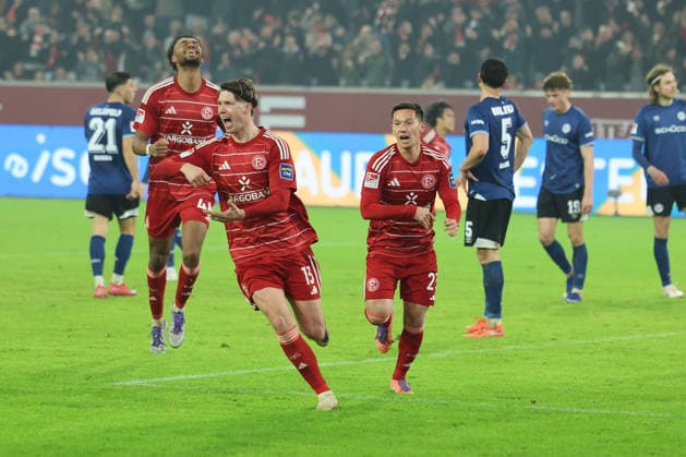 GER, 2. FBL. Fortuna Duesseldorf vs. Arminia Bielefeld 16.01.2026, Merkur Spiel-Arena, Duesseldorf, GER, 2. FBL. Fortuna Duesseldorf vs. Arminia Bielefeld , im Bild: 1:0 fuer Duesseldorf durch Cedric Itten (Fortuna Duesseldorf 13), Torjubel Jubel Jubellauf, mit Matthias Zimmermann (Fortuna Duesseldorf 25), Shinta Appelkamp (Fortuna Duesseldorf 23), Elias Egouli (Fortuna Duesseldorf 44),