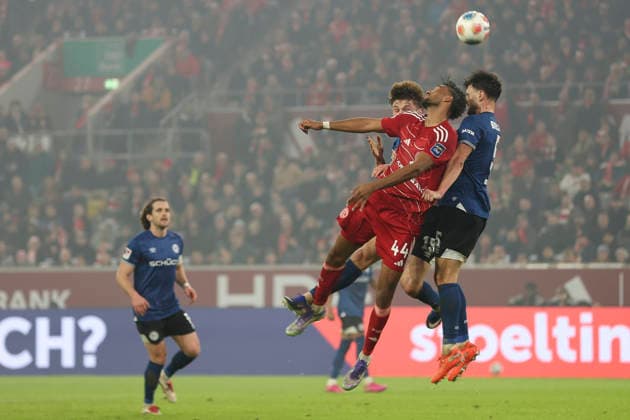 Elias Egouli (Fortuna Düsseldorf) und Maximilian Bauer (Arminia Bielefeld) im Zweikampf waehrend des spiels der 2. Bundesliga zwischen Fortuna Düsseldorf und Arminia Bielefeld, Merkur Spiel-Arena am 16. January 2026 in Düsseldorf, Deutschland. (Foto von Oliver Kaelke DeFodi Images) +++ Elias Egouli (Fortuna Düsseldorf) und Maximilian Bauer (Arminia Bielefeld) battle for the ball during the 2. Bundesliga match between Fortuna Düsseldorf and Arminia Bielefeld at Merkur Spiel-Arena on January 16, 2026 in Düsseldorf, Germany. (Photo by Oliver Kaelke DeFodi Images) (Photo by Oliver Kaelke DeFodi Images) -