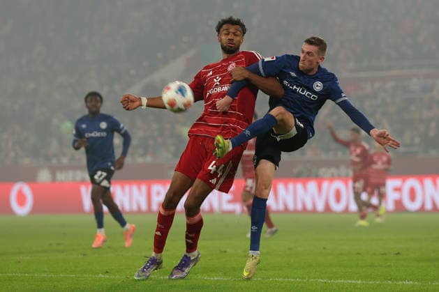 Elias Egouli (Fortuna Düsseldorf) und Arne Sicker (Arminia Bielefeld) im Zweikampf waehrend des spiels der 2. Bundesliga zwischen Fortuna Düsseldorf und Arminia Bielefeld, Merkur Spiel-Arena am 16. January 2026 in Düsseldorf, Deutschland. (Foto von Oliver Kaelke DeFodi Images) +++ Elias Egouli (Fortuna Düsseldorf) und Arne Sicker (Arminia Bielefeld) battle for the ball during the 2. Bundesliga match between Fortuna Düsseldorf and Arminia Bielefeld at Merkur Spiel-Arena on January 16, 2026 in Düsseldorf, Germany. (Photo by Oliver Kaelke DeFodi Images) (Photo by Oliver Kaelke DeFodi Images) -