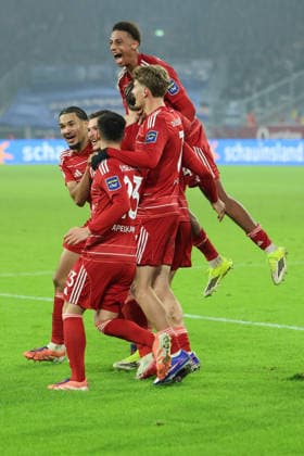 GER, 2. FBL. Fortuna Duesseldorf vs. Arminia Bielefeld 16.01.2026, Merkur Spiel-Arena, Duesseldorf, GER, 2. FBL. Fortuna Duesseldorf vs. Arminia Bielefeld , im Bild: 1:0 fuer Duesseldorf durch Cedric Itten (Fortuna Duesseldorf 13), Torjubel Jubel Jubellauf, mit Shinta Appelkamp (Fortuna Duesseldorf 23), Florent Muslija (Fortuna Duesseldorf 24), Kenneth Schmidt (Fortuna Duesseldorf 4), Luca Raimund (Fortuna Duesseldorf 7), Sima Suso (Fortuna Duesseldorf 46),