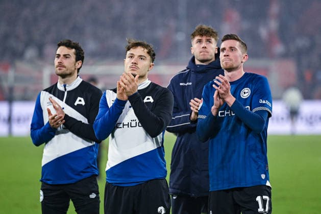 16.01.2026, Fussball, 2. Bundesliga, 18. Spieltag Saison 2025 2026, Fortuna Düsseldorf - DSC Arminia Bielefeld, Christopher Lannert (DSC Arminia Bielefeld), Felix Hagmann (DSC Arminia Bielefeld), Joel Grodowski (DSC Arminia Bielefeld), Arne Sicker (DSC Arminia Bielefeld) xRHR-FOTO TKx