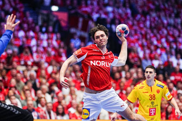 Wurf Tor Niclas Kirkeloekke (Daenemark, 03) DEN, Daenemark vs. Nordmazedonien, Handball, EHF Europameisterschaft 2026, Gruppe B, Spieltag 1, 16.01.2026 DEN, Daenemark vs. Nordmazedonien, Handball, EHF Europameisterschaft 2026, Gruppe B, Spieltag 1, 16.01.2026 Herning Copyright: xEibner-Pressefoto MarcelxvonxFehrnx EP_MFN