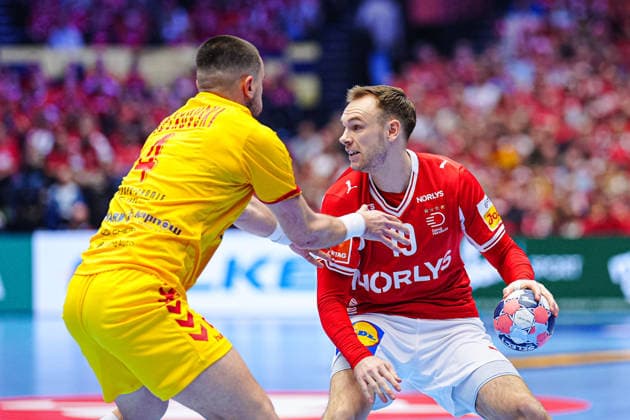 Martin Velkovski (Nordmazedonien, 04), Mathias Gidsel (Daenemark, 19) DEN, Daenemark vs. Nordmazedonien, Handball, EHF Europameisterschaft 2026, Gruppe B, Spieltag 1, 16.01.2026 DEN, Daenemark vs. Nordmazedonien, Handball, EHF Europameisterschaft 2026, Gruppe B, Spieltag 1, 16.01.2026 Herning Copyright: xEibner-Pressefoto MarcelxvonxFehrnx EP_MFN