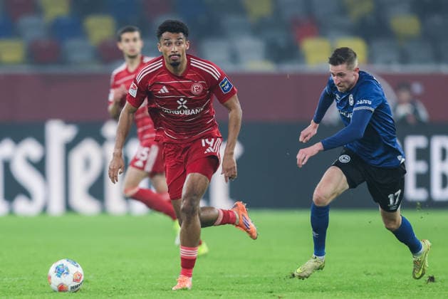Fußball 2. Bundesliga 18. Spieltag Fortuna Düsseldorf - DSC Arminia Bielefeld am 16.01.2026 in der Merkur Spiel-Arena in Düsseldorf Emmanuel Iyoha ( Düsseldorf ), links - Arne Sicker ( Bielefeld ), rechts DFL regulations prohibit any use of photographs as image sequences and or quasi-video.