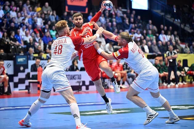 KRISTIANSTAD, SVERIGE 20260116 Hungary s Zoran Ilic against Poland s Tomasz Gebala and Maciej Gebala during the 2026 EHF European Men s Handball Championship (the EHF Euro 2026) match between Hungary and Poland at Kristianstad Arena, in Kristianstad, Sweden, on January 16, 2026. KRISTIANSTAD SVERIGE x50090x