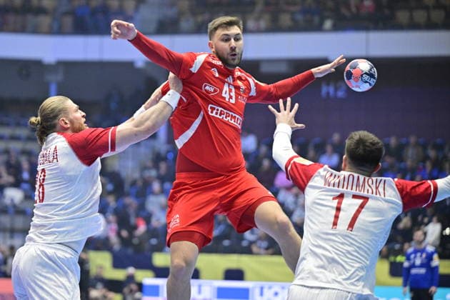 KRISTIANSTAD, SVERIGE 20260116 Hungary s Zoran Ilic against Poland s Maciej Gebala and Andrzej Widomski during the 2026 EHF European Men s Handball Championship (the EHF Euro 2026) match between Hungary and Poland at Kristianstad Arena, in Kristianstad, Sweden, on January 16, 2026. KRISTIANSTAD SVERIGE x50090x