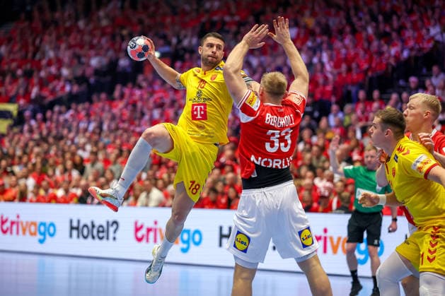16.01.2026, Handball, Men s EHF EURO 2026, Dänemark - Nordmazedonien, Jyske Bank Boxen in Herning, Dänemark, Preliminary Round: Filip Kuzmanovski (North Macedonia 18) im Zweikampf gegen Emil Siersbaek Bergholt (Denmark 33) Dänemark