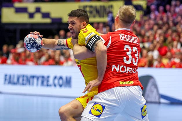 16.01.2026, Handball, Men s EHF EURO 2026, Dänemark - Nordmazedonien, Jyske Bank Boxen in Herning, Dänemark, Preliminary Round: Filip Kuzmanovski (North Macedonia 18) im Zweikampf gegen Emil Siersbaek Bergholt (Denmark 33) Dänemark