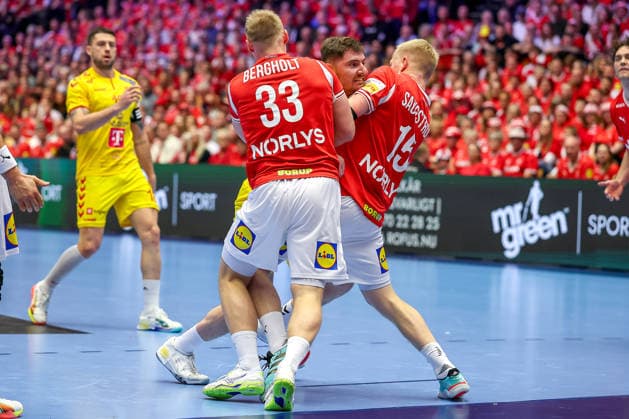 16.01.2026, Handball, Men s EHF EURO 2026, Dänemark - Nordmazedonien, Jyske Bank Boxen in Herning, Dänemark, Preliminary Round: Emil Siersbaek Bergholt (Denmark 33) und Magnus Saugstrup Jensen (Denmark 15) verteidigen am Kreis effektiv Dänemark