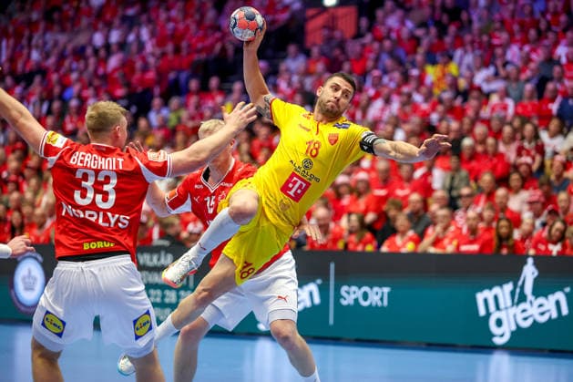 16.01.2026, Handball, Men s EHF EURO 2026, Dänemark - Nordmazedonien, Jyske Bank Boxen in Herning, Dänemark, Preliminary Round: Filip Kuzmanovski (North Macedonia 18) gegen Emil Siersbaek Bergholt (Denmark 33) und Magnus Saugstrup Jensen (Denmark 15) Dänemark