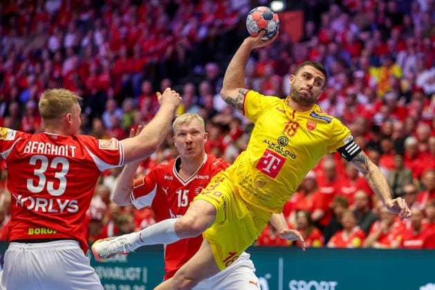 16.01.2026, Handball, Men s EHF EURO 2026, Dänemark - Nordmazedonien, Jyske Bank Boxen in Herning, Dänemark, Preliminary Round: Filip Kuzmanovski (North Macedonia 18) gegen Emil Siersbaek Bergholt (Denmark 33) und Magnus Saugstrup Jensen (Denmark 15) Dänemark