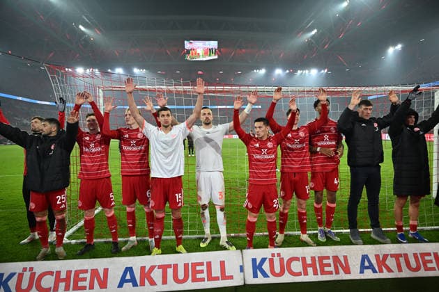 GER, 2. FBL. Fortuna Duesseldorf vs. Arminia Bielefeld 16.01.2026, Merkur Spiel-Arena, Duesseldorf, GER, 2. FBL. Fortuna Duesseldorf vs. Arminia Bielefeld , im Bild: die Duesseldorfer stehen vor der Kurve freuen sich nach dem Spiel über den Sieg, verabschieden sich von den Fans und Zuschauern mit einem Tanz, Florian Kastenmeier (Fortuna Duesseldorf 33), Tim Oberdorf (Fortuna Duesseldorf 15), Tim Breithaupt (Fortuna Duesseldorf 6), Moritz Heyer (Fortuna Duesseldorf 5), Matthias Zimmermann (Fortuna Duesseldorf 25), Cedric Itten (Fortuna Duesseldorf 13), Elias Egouli (Fortuna Duesseldorf 44),