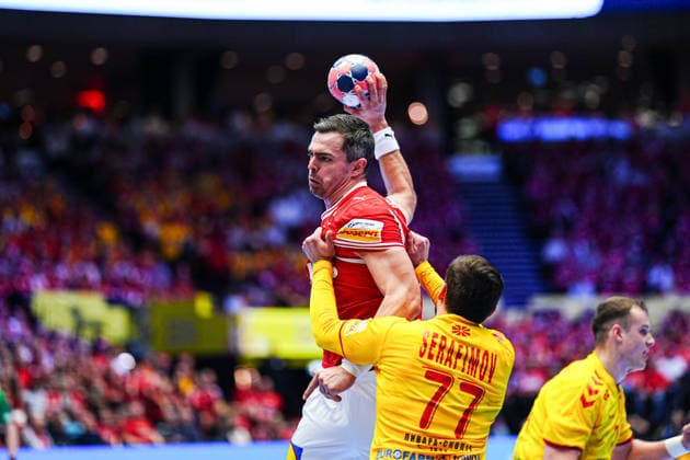 Rasmus Lauge (Daenemark, 11), Martin Serafimov (Nordmazedonien, 77) DEN, Daenemark vs. Nordmazedonien, Handball, EHF Europameisterschaft 2026, Gruppe B, Spieltag 1, 16.01.2026 DEN, Daenemark vs. Nordmazedonien, Handball, EHF Europameisterschaft 2026, Gruppe B, Spieltag 1, 16.01.2026 Herning Copyright: xEibner-Pressefoto MarcelxvonxFehrnx EP_MFN