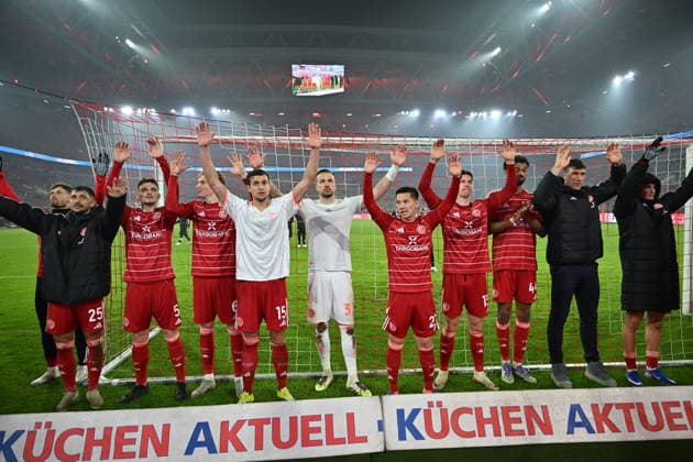 GER, 2. FBL. Fortuna Duesseldorf vs. Arminia Bielefeld 16.01.2026, Merkur Spiel-Arena, Duesseldorf, GER, 2. FBL. Fortuna Duesseldorf vs. Arminia Bielefeld , im Bild: die Duesseldorfer stehen vor der Kurve freuen sich nach dem Spiel über den Sieg, verabschieden sich von den Fans und Zuschauern mit einem Tanz, Florian Kastenmeier (Fortuna Duesseldorf 33), Tim Oberdorf (Fortuna Duesseldorf 15), Tim Breithaupt (Fortuna Duesseldorf 6), Moritz Heyer (Fortuna Duesseldorf 5), Matthias Zimmermann (Fortuna Duesseldorf 25), Cedric Itten (Fortuna Duesseldorf 13), Elias Egouli (Fortuna Duesseldorf 44), Shinta Appelkamp (Fortuna Duesseldorf 23),