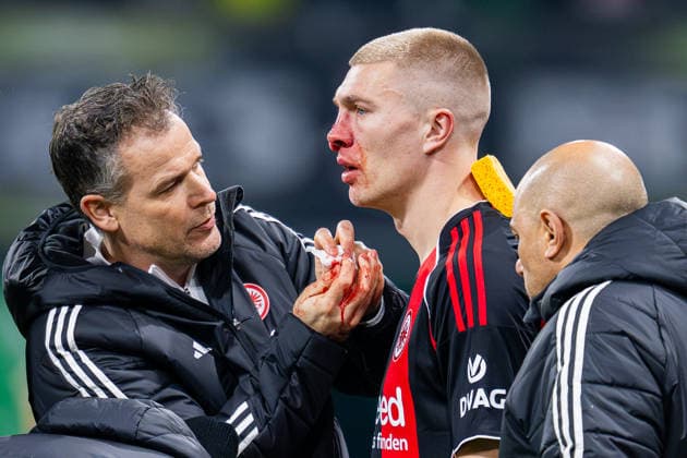 16.01.2026 - Fußball, 2025 2026, 1. Bundesliga, 18. Spieltag, SV Werder Bremen - Eintracht Frankfurt: Rasmus Kristensen (Frankfurt) verletzt, Verletzung, blutet, Behandlung, Blut, Blutung DFL REGULATIONS PROHIBIT ANY USE OF PHOTOGRAPHS AS IMAGE SEQUENCES AND OR QUASI-VIDEO. *** 16 01 2026 Football, 2025 2026, 1 Bundesliga, Matchday 18, SV Werder Bremen Eintracht Frankfurt Rasmus Kristensen Frankfurt injured, injury, bleeding, treatment, blood, bleeding DFL REGULATIONS PROHIBIT ANY USE OF PHOTOGRAPHS AS IMAGE SEQUENCES AND OR QUASI VIDEO