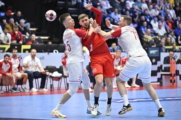 KRISTIANSTAD, SVERIGE 20260116 Hungary s Zoran Ilic against Poland s Michal Olejniczak and Wiktor Jankowski during the 2026 EHF European Men s Handball Championship (the EHF Euro 2026) match between Hungary and Poland at Kristianstad Arena, in Kristianstad, Sweden, on January 16, 2026. KRISTIANSTAD SVERIGE x50090x