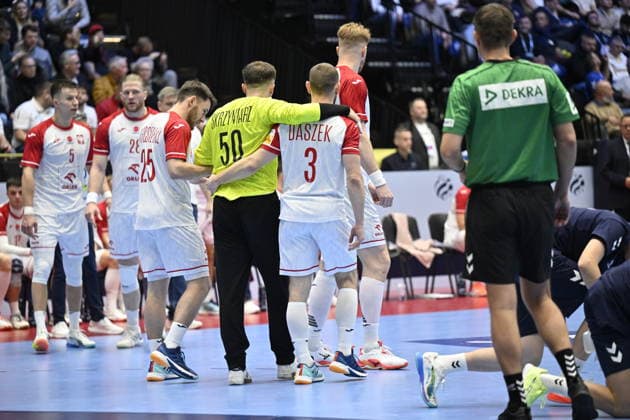 KRISTIANSTAD, SVERIGE 20260116 Poland s goal keeper Jakub Skrzyniarz is injured during the 2026 EHF European Men s Handball Championship (the EHF Euro 2026) match between Hungary and Poland at Kristianstad Arena, in Kristianstad, Sweden, on January 16, 2026. KRISTIANSTAD SVERIGE x50090x