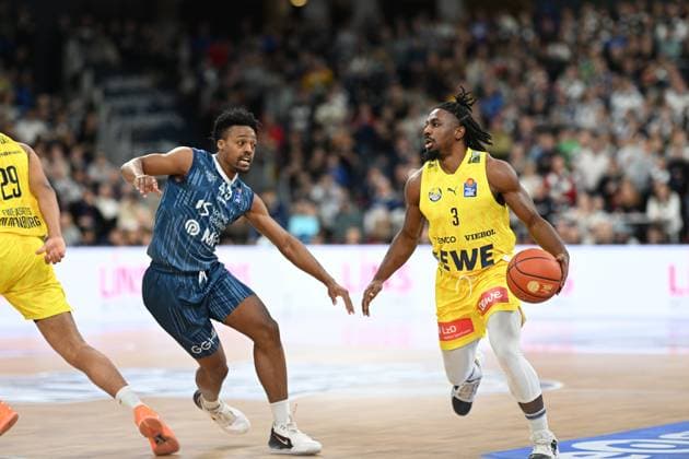 RECORD DATE NOT STATED Spielaktion mit Christopher Clemons (3; EWE Baskets Oldenburg) und Eric Reed Jr. (43; MLP Academics Heidelberg) Christopher Clemons (3; EWE Baskets Oldenburg) mit Ball, Eric Reed Jr. (43; MLP Academics Heidelberg) verteidigt Copyright: xMichaelxGelhardtx