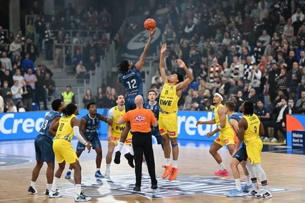RECORD DATE NOT STATED Spielaktion mit Ryan Mikesell (33; MLP Academics Heidelberg), Nicholas Tischler (11; EWE Baskets Oldenburg) und DJ Horne (0; MLP Academics Heidelberg) beim Sprungball in der Spielfeldmitte Spielaktion mit Ryan Mikesell (33; MLP Academics Heidelberg) und Nicholas Tischler (11; EWE Baskets Oldenburg) Copyright: xMichaelxGelhardtx