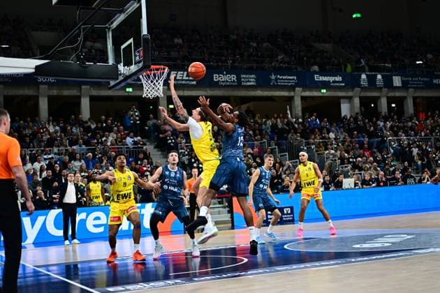 RECORD DATE NOT STATED Spielaktion mit Ryan Mikesell (33; MLP Academics Heidelberg) und Nicholas Tischler (11; EWE Baskets Oldenburg) in Korbnähe Spielaktion mit Ryan Mikesell (33; MLP Academics Heidelberg) und Nicholas Tischler (11; EWE Baskets Oldenburg) Copyright: xMichaelxGelhardtx