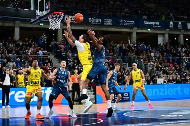 RECORD DATE NOT STATED Szene mit Colin Schroeder (29; EWE Baskets Oldenburg) und Ryan Mikesell (33; MLP Academics Heidelberg), Erol Ersek (11; MLP Academics Heidelberg) sowie Niklas Würzner (2; MLP Academics Heidelberg) in Aktion Spielaktion mit Colin Schroeder (29; EWE Baskets Oldenburg) und Ryan Mikesell (33; MLP Academics Heidelberg) Copyright: xMichaelxGelhardtx