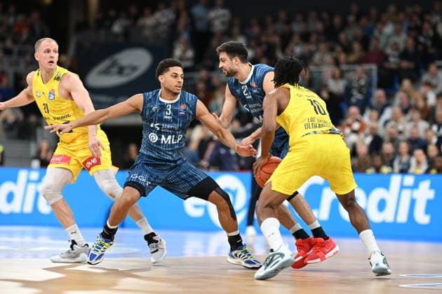 RECORD DATE NOT STATED Szene mit Seth Hinrichs (21; EWE Baskets Oldenburg), Mateo Seric (21; MLP Academics Heidelberg) und Kevin McClain (3; MLP Academics Heidelberg) in Aktion Spielaktion mit Seth Hinrichs (21; EWE Baskets Oldenburg) und Kevin McClain (3; MLP Academics Heidelberg) Copyright: xMichaelxGelhardtx