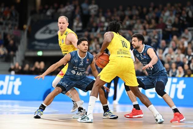 RECORD DATE NOT STATED Szene mit Mateo Seric (21; MLP Academics Heidelberg), Kevin McClain (3; MLP Academics Heidelberg) und Seth Hinrichs (21; EWE Baskets Oldenburg) in Aktion Spielaktion mit Kevin McClain (3; MLP Academics Heidelberg) und Seth Hinrichs (21; EWE Baskets Oldenburg) Copyright: xMichaelxGelhardtx