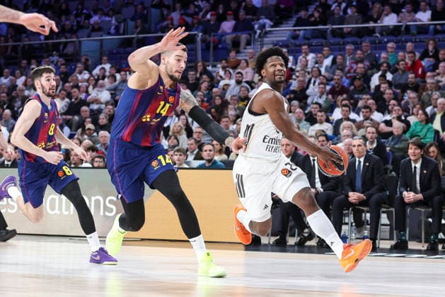 January 16, 2026, Madrid, Madrid, Spain: Willy Hernangomez of FC Barcelona, Barca and Andres Feliz of Real Madrid in action during the Turkish Airlines EuroLeague Regular Season Round 22 match between Real Madrid and FC Barcelona at Movistar Arena on January 16 2026, in Madrid, Spain. Madrid Spain - ZUMAa181 20260116_zaa_a181_102 Copyright: xIrinaxR.xHipolitox