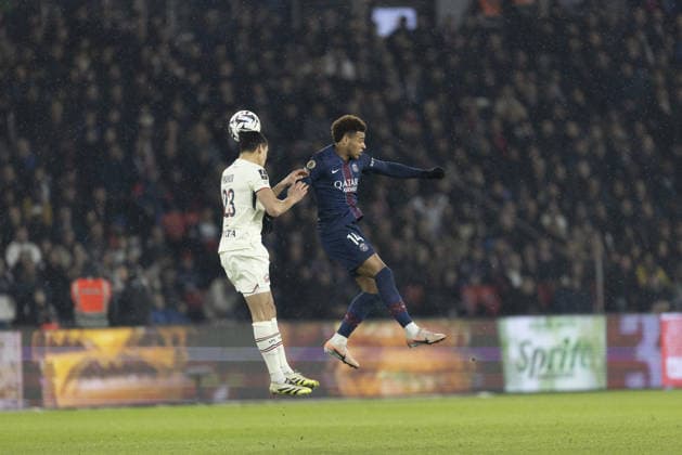 Paris Saint-Germain v LOSC Lille - French Ligue 1 PARIS, FRANCE - JANUARY 16: Desire Doue (14) of PSG in action against Aissa Mandi (23) of LOSC Lilleduring the French Ligue 1 (L1) football match between Paris Saint-Germain (PSG) and LOSC Lille at Parc des Princes Stadium in Paris, France on January 16, 2026. Ibrahim Ezzat Anadolu Paris France. Editorial use only. Please get in touch for any other usage.  Copyright: x2026xAnadoluxIbrahimxEzzatx