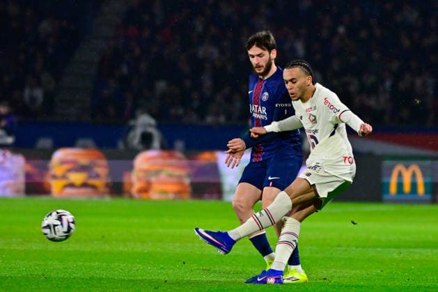FOOTBALL : PSG vs Lille - Ligue1 - 16 01 2026 Ethan Mbappe ( 8 - Lille ) and Khvicha Kvaratskhelia ( 7 - PSG ) during the Ligue 1 match between Paris Saint Germain and Lille OSC at Parc Des Princes on January 16 , 2026 in Paris, France. ( Photo by Federico Pestelini PsnewZ ) - ParisFrance  Copyright: xFedericoxPestelinix