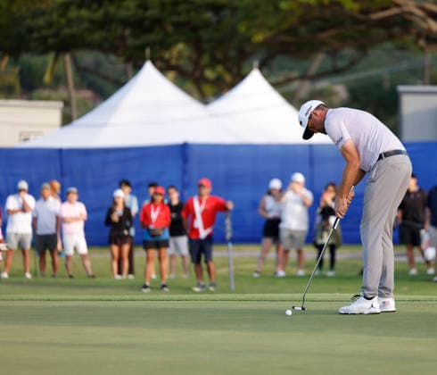 January 16, 2026, Honolulu, Hawaii, USA: KEEGAN BRADLEY putts on the 11th green during Round 2 of the 2026 Sony Open in Honolulu, Hawaii on January 16, 2026. Honolulu USA - ZUMAm310 20260116_zsp_m310_014 Copyright: xElliotxMilesx