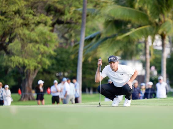 January 16, 2026, Honolulu, Hawaii, USA: JORDAN SPIETH studies the green at the 13th hole during Round 2 of the 2026 Sony Open in Honolulu, Hawaii on January 16, 2026. Honolulu USA - ZUMAm310 20260116_zsp_m310_024 Copyright: xElliotxMilesx