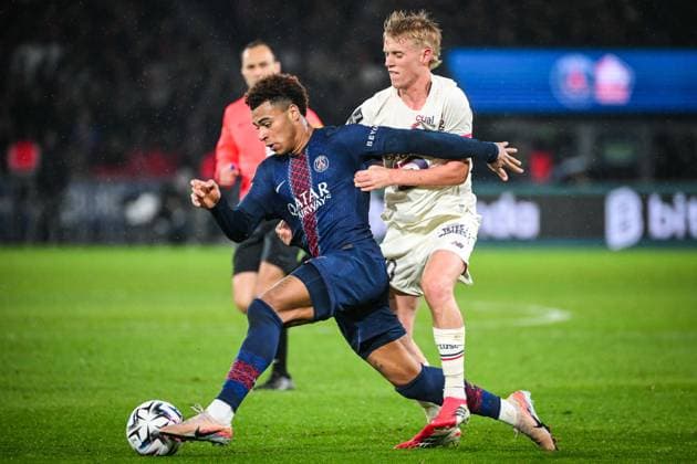 January 16, 2026, Lamorlaye, France, France: Desire DOUE of PSG and Hakon ARNAR HARALDSSON of Lille during the Ligue 1 match between Paris Saint-Germain (PSG) and Lille OSC (LOSC) at Parc des Princes Stadium on January 16, 2026 in Paris, France. Lamorlaye France - ZUMAm308 20260116_zsp_m308_009 Copyright: xMatthieuxMirvillex