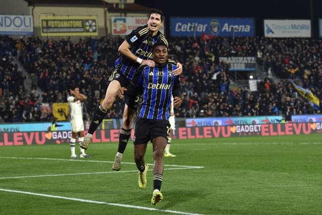 Stefano Moreo (Pisa) and Rafiu Adekunle Durosinmi (Pisa) celebrate during Pisa SC vs Atalanta BC, Italian soccer Serie A match in Pisa, Italy, January 16 2026  Copyright: xGabrielexMasotti IPAxSportx xipa-agency.netx xx IPA_70148599 IPA_Agency_IPA70148599