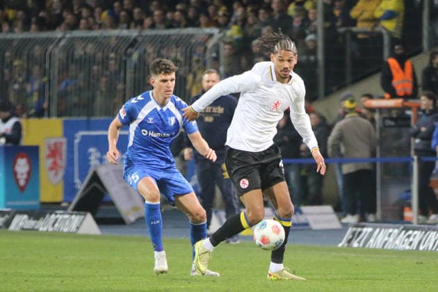 16.01.2026 Fußball Herren 2025 2026 2. Bundesliga 18. Spieltag Eintracht Braunschweig - 1. FC Magdeburg Eintracht-Stadion Braunschweig Sidi Sane (Braunschweig, 24, weiß) ist vor Tobias Müller (Magdeburg, 5, blau) am Ball. Braunschweig Niedersachsen Deutschland
