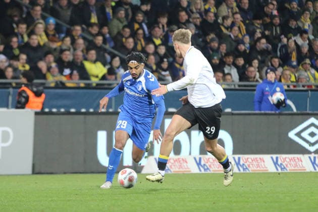 16.01.2026 Fußball Herren 2025 2026 2. Bundesliga 18. Spieltag Eintracht Braunschweig - 1. FC Magdeburg Eintracht-Stadion Braunschweig Rayan Ghrieb (Magdeburg, 29, blau) im Duell mit Lukas Frenkert (Braunschweig, 29, weiß). Braunschweig Niedersachsen Deutschland