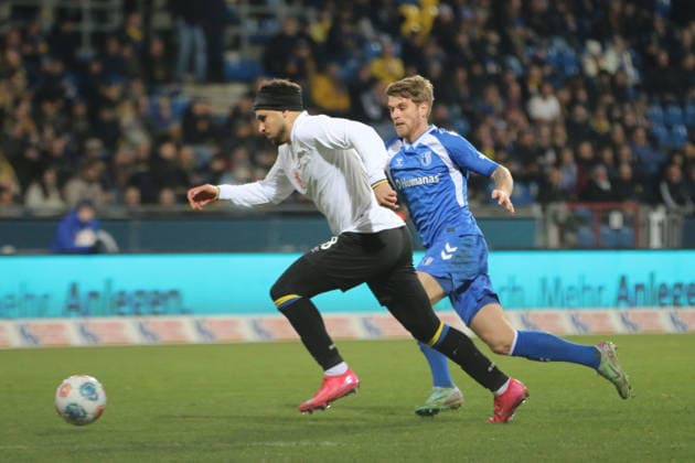 16.01.2026 Fußball Herren 2025 2026 2. Bundesliga 18. Spieltag Eintracht Braunschweig - 1. FC Magdeburg Eintracht-Stadion Braunschweig Anas Bakhat (Braunschweig, 18, weiß) im Laufduell mit Marcus Mathisen (Magdeburg, 16, blau). Braunschweig Niedersachsen Deutschland