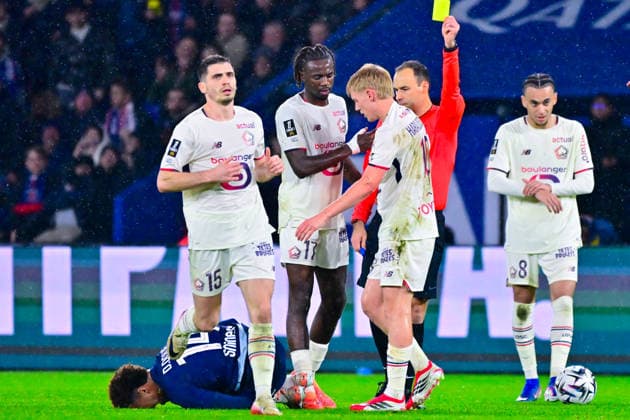 FOOTBALL : PSG vs Lille - Ligue1 - 16 01 2026 Jerome BRISARD ( referee ) shows a yellow card to Hakon Haraldsson ( 10 - Lille ) during the Ligue 1 match between Paris Saint Germain and Lille OSC at Parc Des Princes on January 16 , 2026 in Paris, France. ( Photo by Federico Pestelini PsnewZ ) - ParisFrance  Copyright: xFedericoxPestelinix